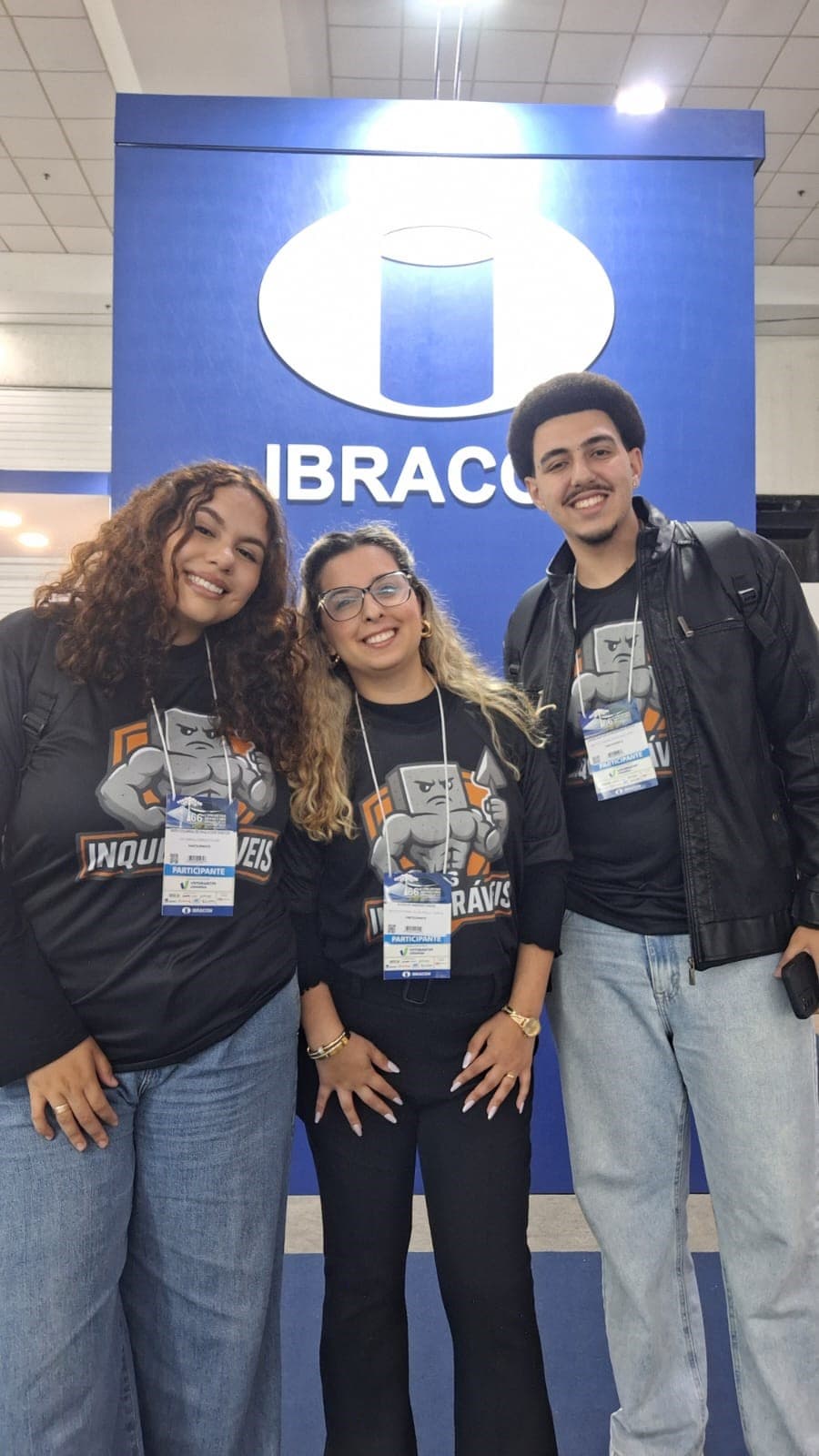 Imagem 1: Maria Eduarda, Alícia e André representando os inquebráveis nas competições do congresso IBRACON