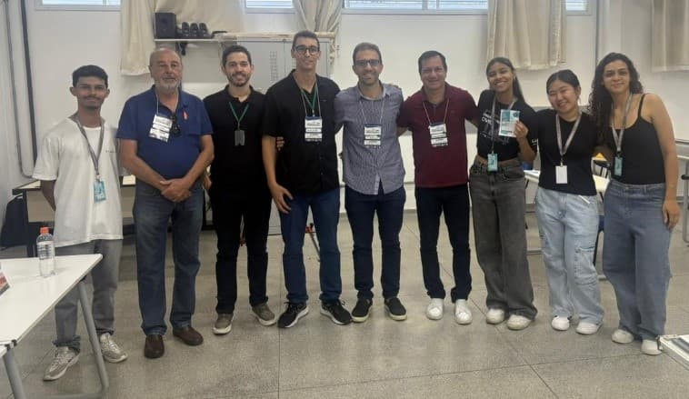 Imagem 1: Professores da Engenharia Civil, diretor do campus e membros do CASEC com o prefeito de Caraguatatuba