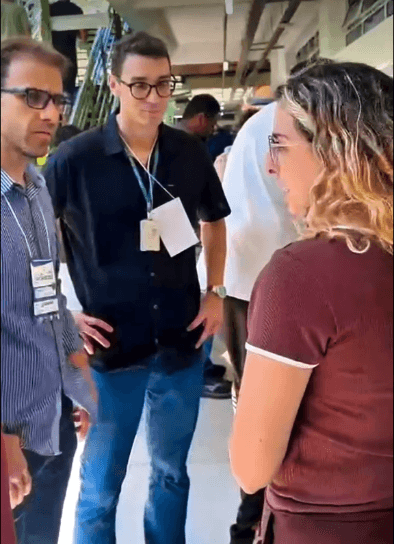 Imagem 3: Alícia apresentando o projeto da equipe Os Inquebráveis ao prefeito de Caraguatatuba ao lado do diretor do campus