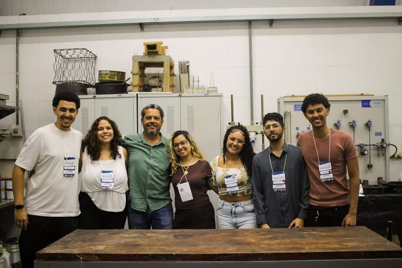 Imagem 5: Membros da equipe Os Inquebráveis com o professor orientador José Américo