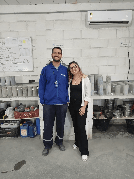 Imagem 6: Augusto, supervisor de controle e qualidade do laboratório da Ideal, e Alícia